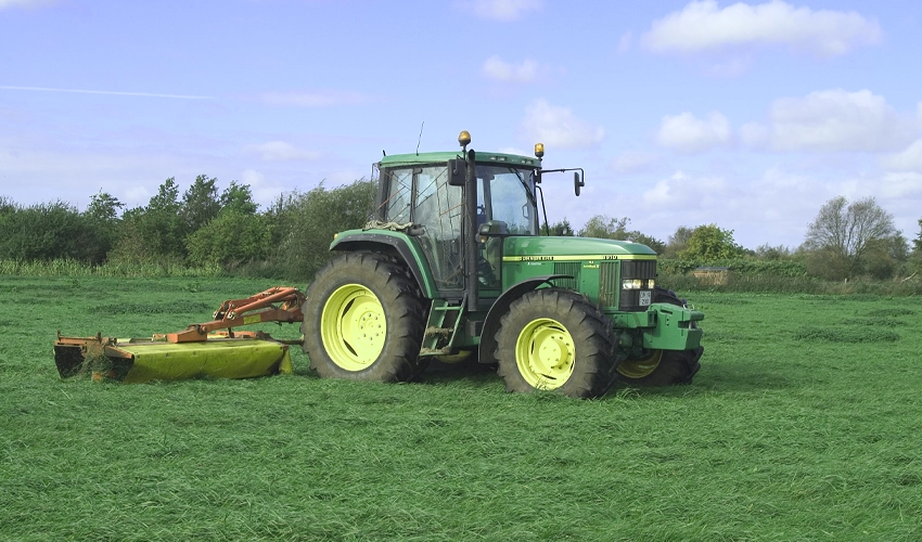 Traktor skördar vallgräs
